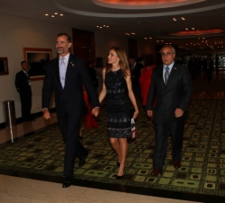 Sus Altezas Reales los Príncipes de Asturias a su llegada al Hotel Hilton de Buenos Aires, acompañados por el Presidente del Comité Olímpico Español, 